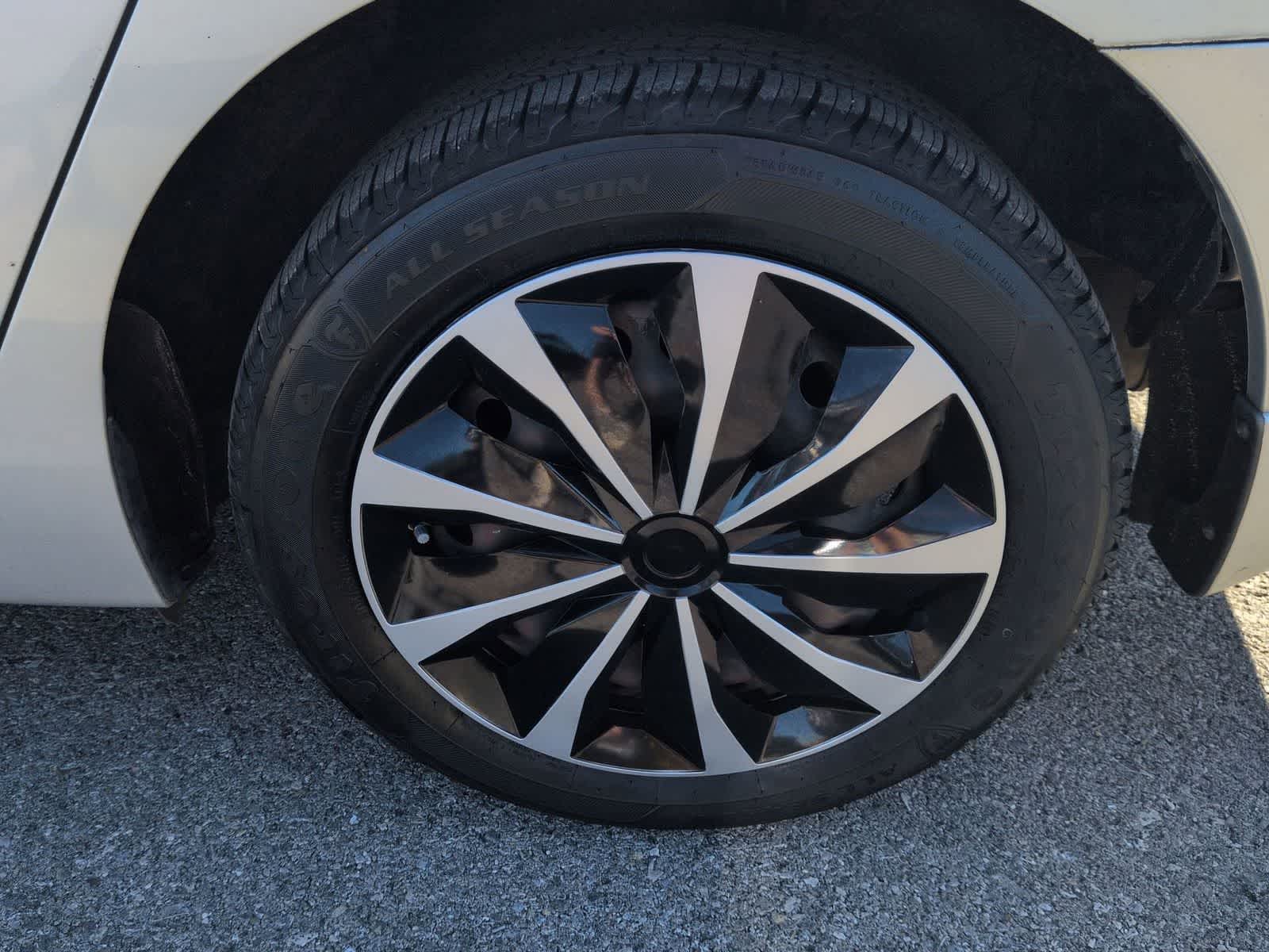 Thumbnail: 2015 Nissan Sentra - 13