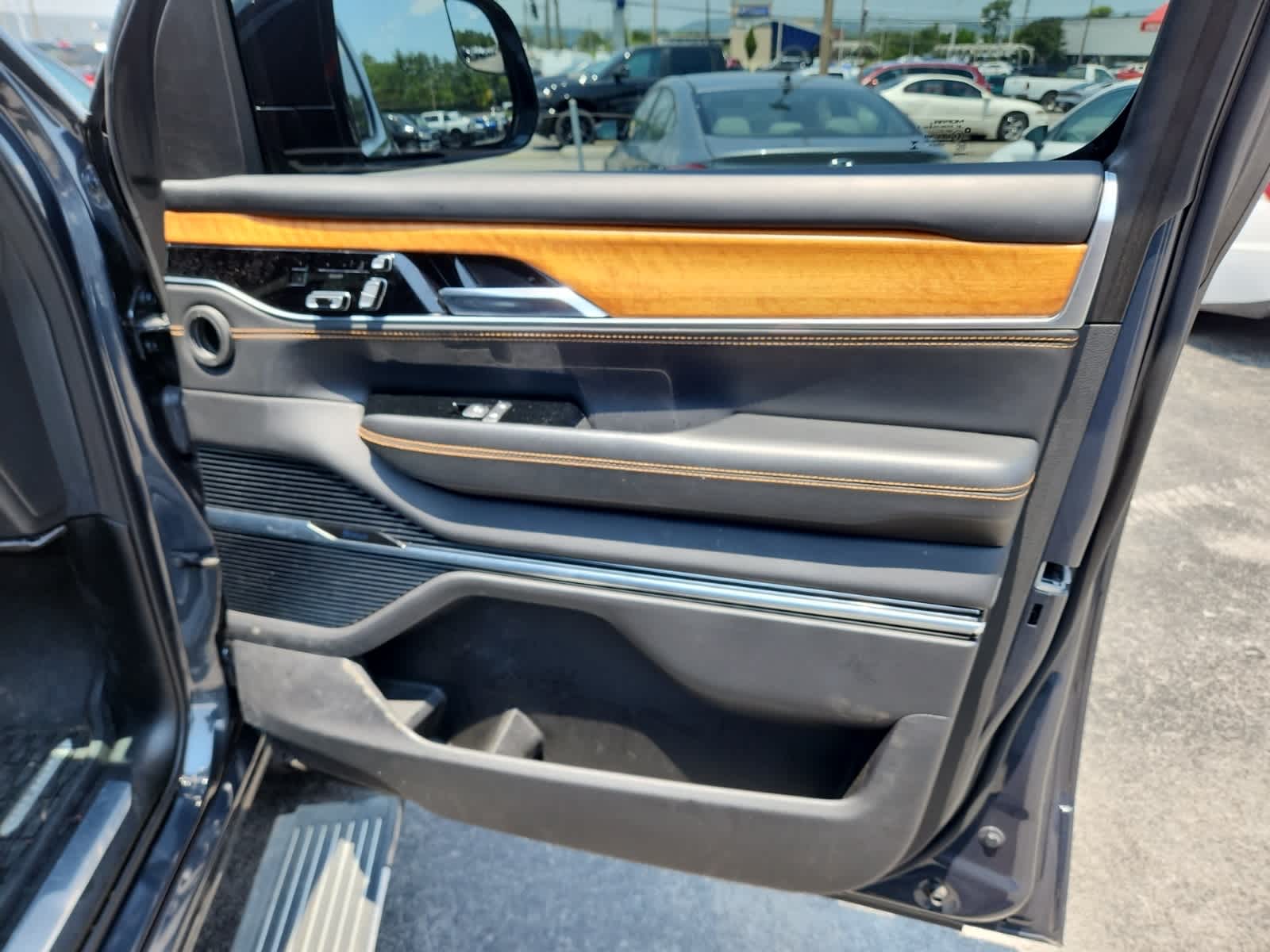 2023 Jeep Grand Wagoneer L Series III 23