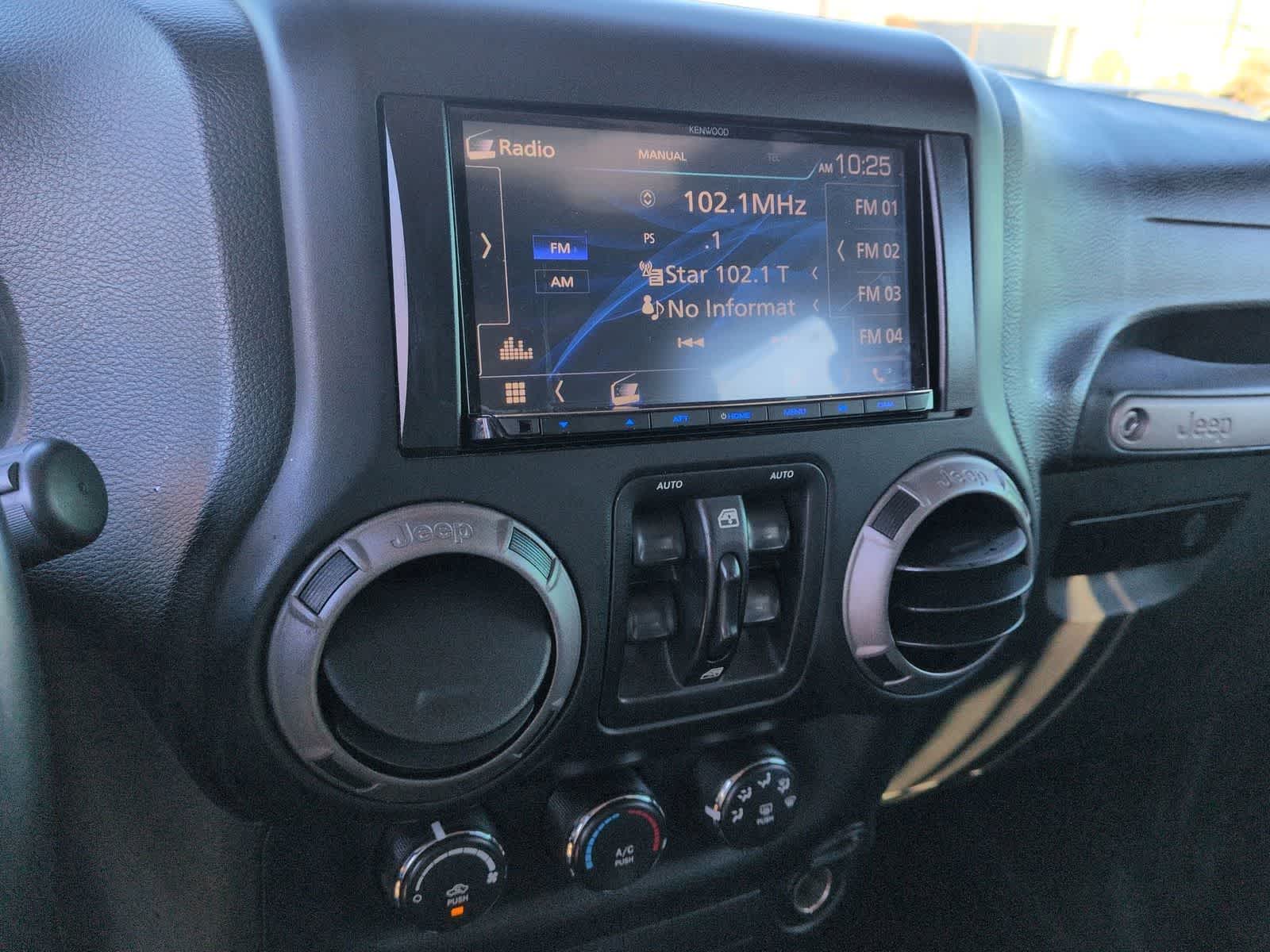 Thumbnail: 2015 Jeep Wrangler - 17