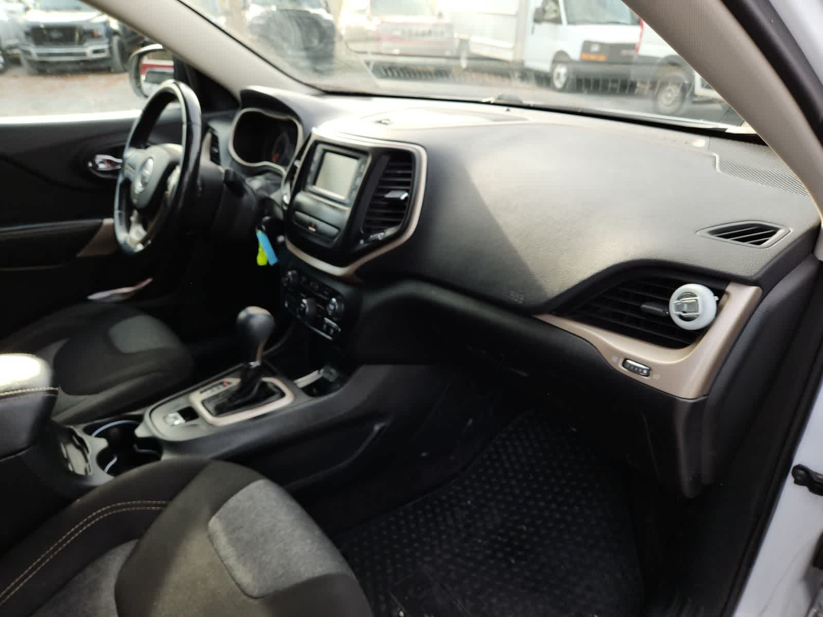 Thumbnail: 2018 Jeep Cherokee - 17