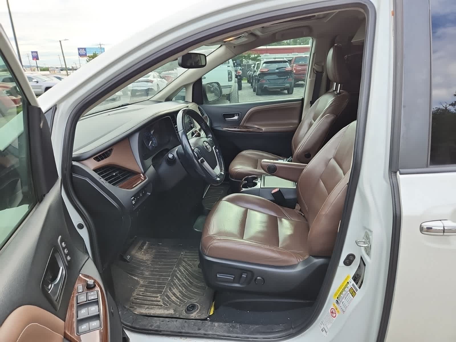 Thumbnail: 2019 Toyota Sienna - 15