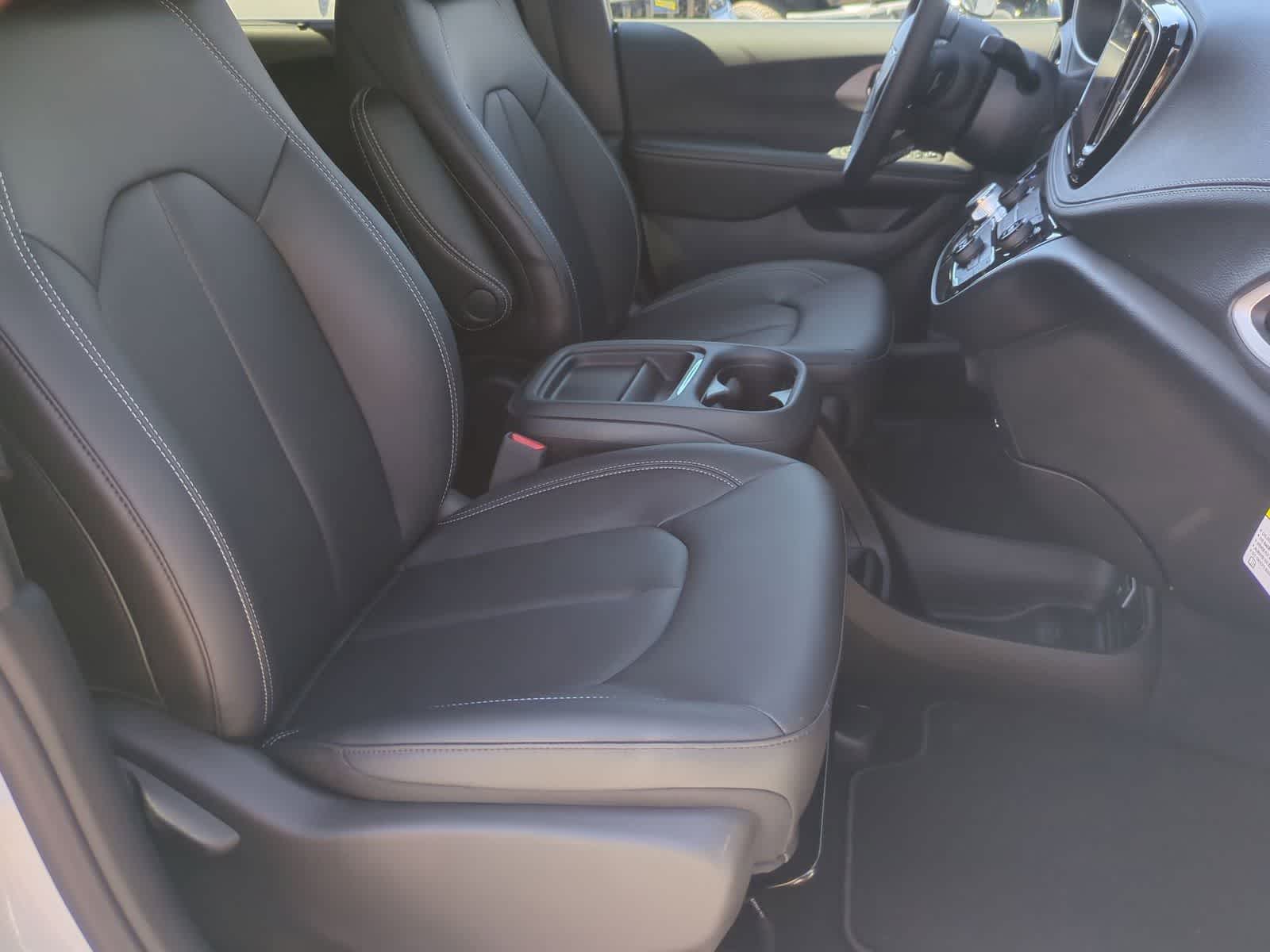 Thumbnail: 2027 Chrysler Pacifica - 21