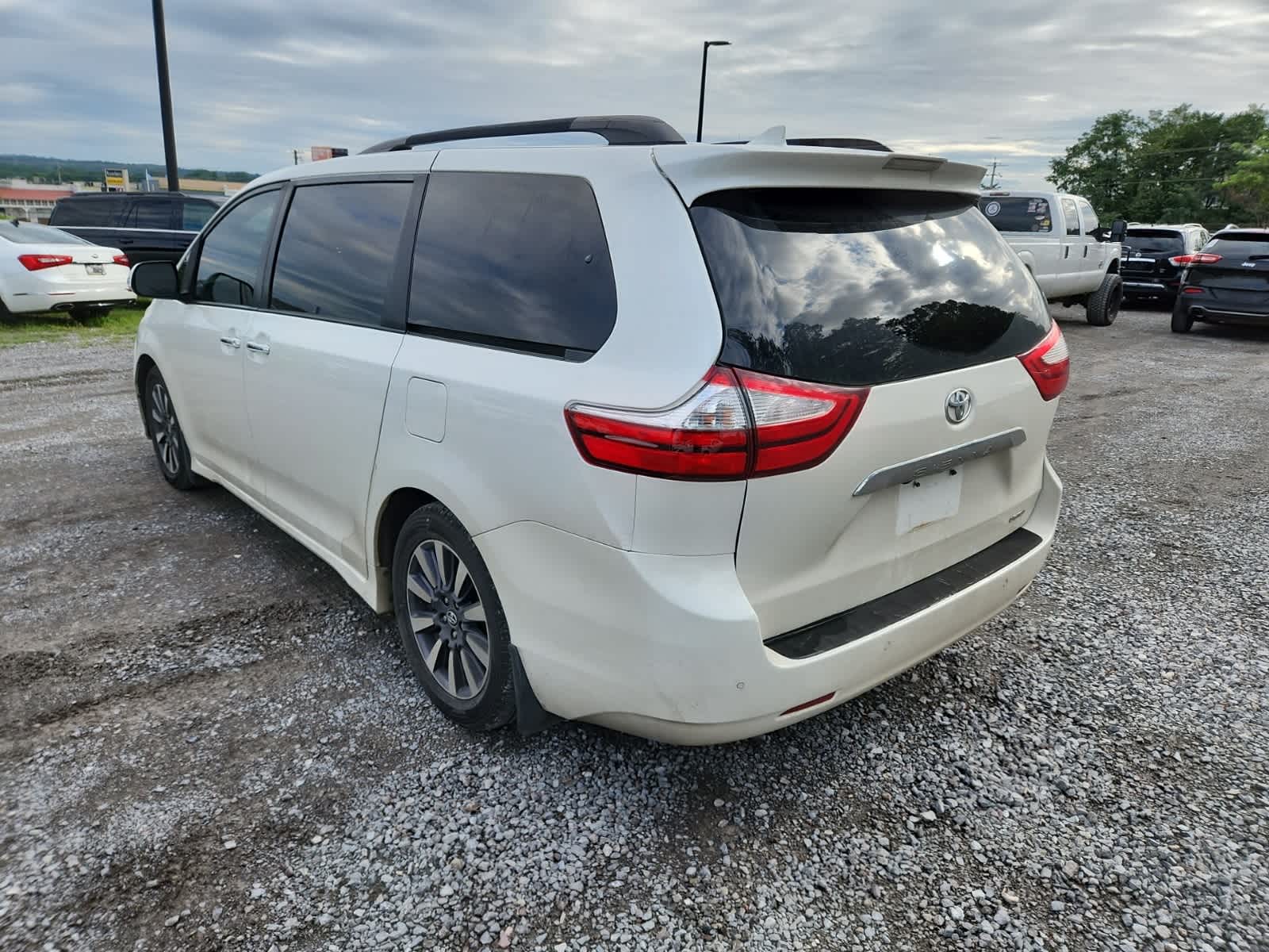Thumbnail: 2019 Toyota Sienna - 3