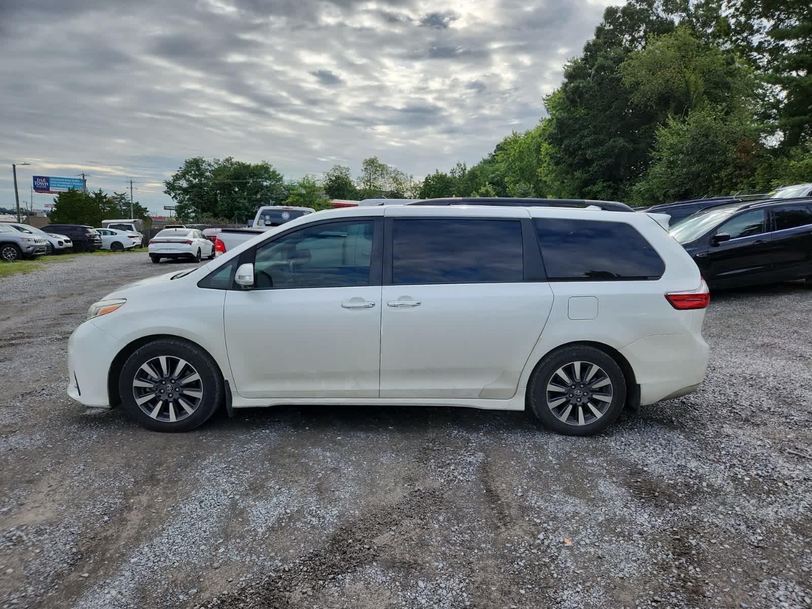 Thumbnail: 2019 Toyota Sienna - 2