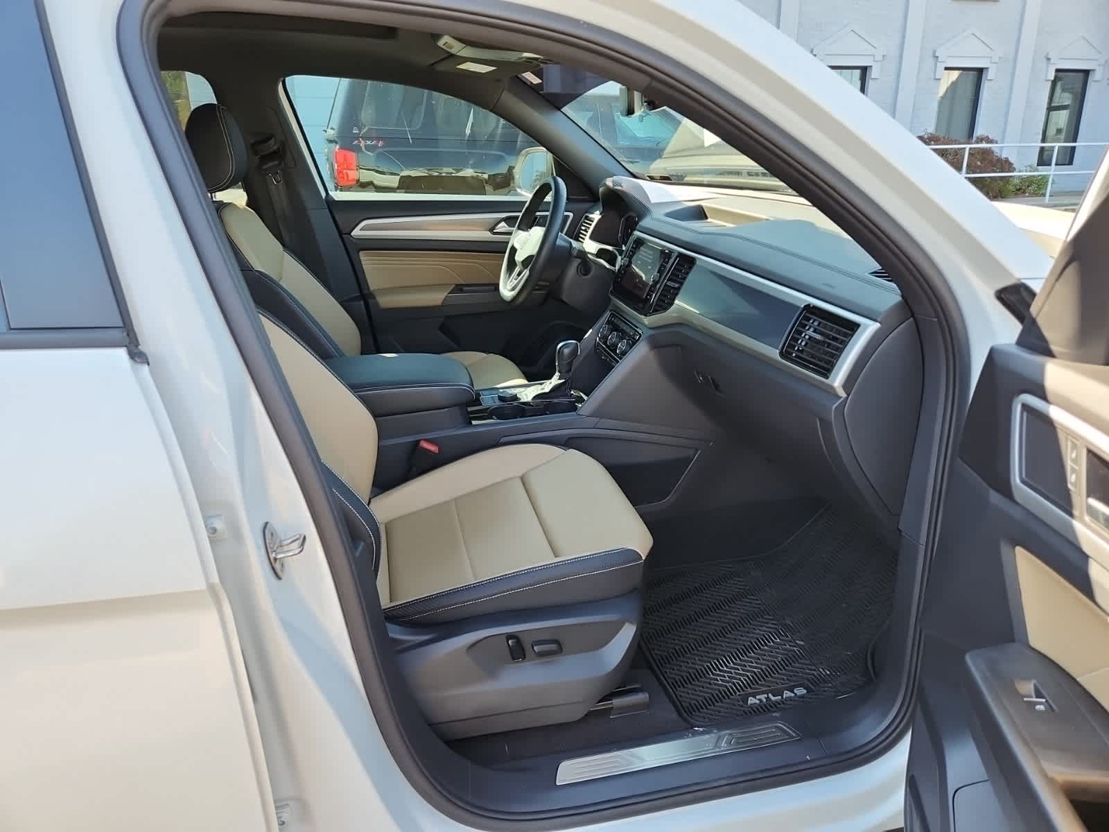 Thumbnail: 2023 Volkswagen Atlas - 21