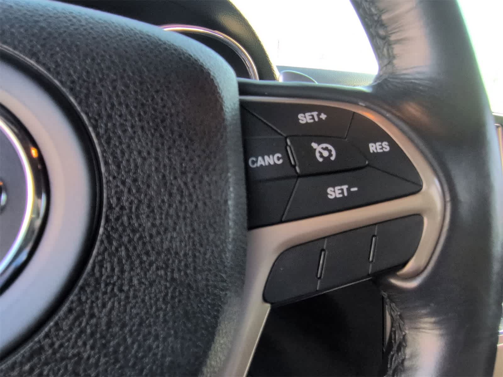Thumbnail: 2015 Jeep Grand Cherokee - 24