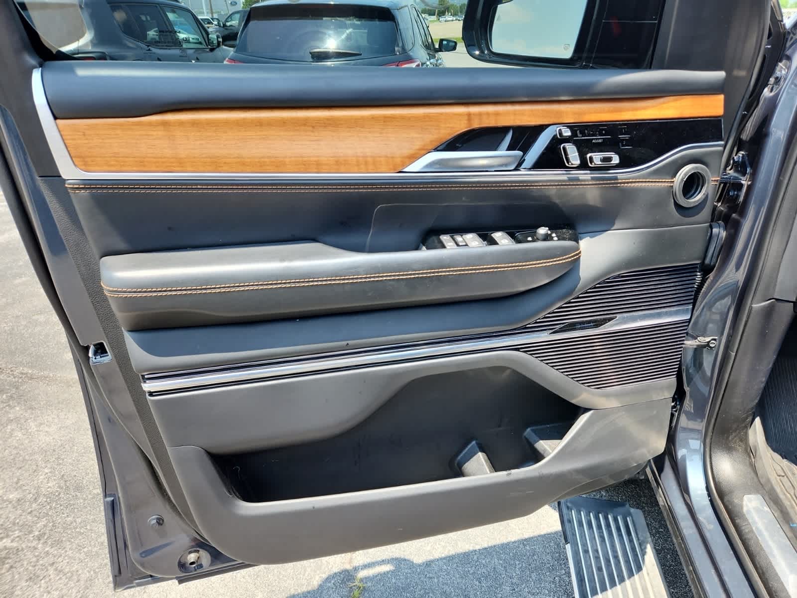 2023 Jeep Grand Wagoneer L Series III 16