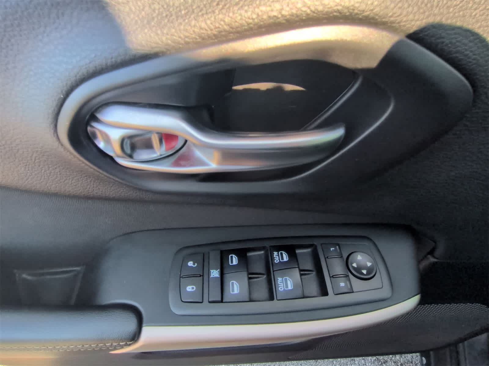 Thumbnail: 2018 Jeep Cherokee - 16