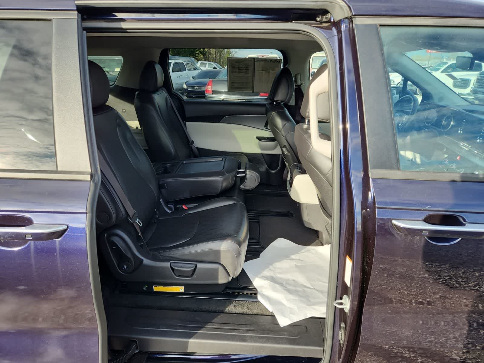 Thumbnail: 2022 Kia Carnival - 24