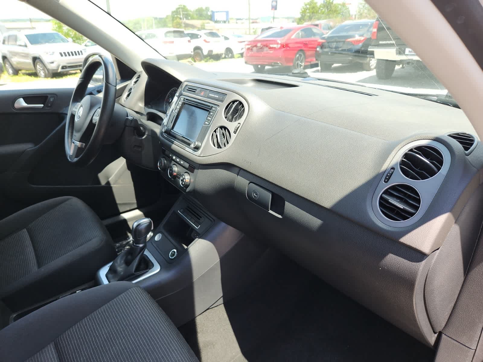 Thumbnail: 2017 Volkswagen Tiguan - 17