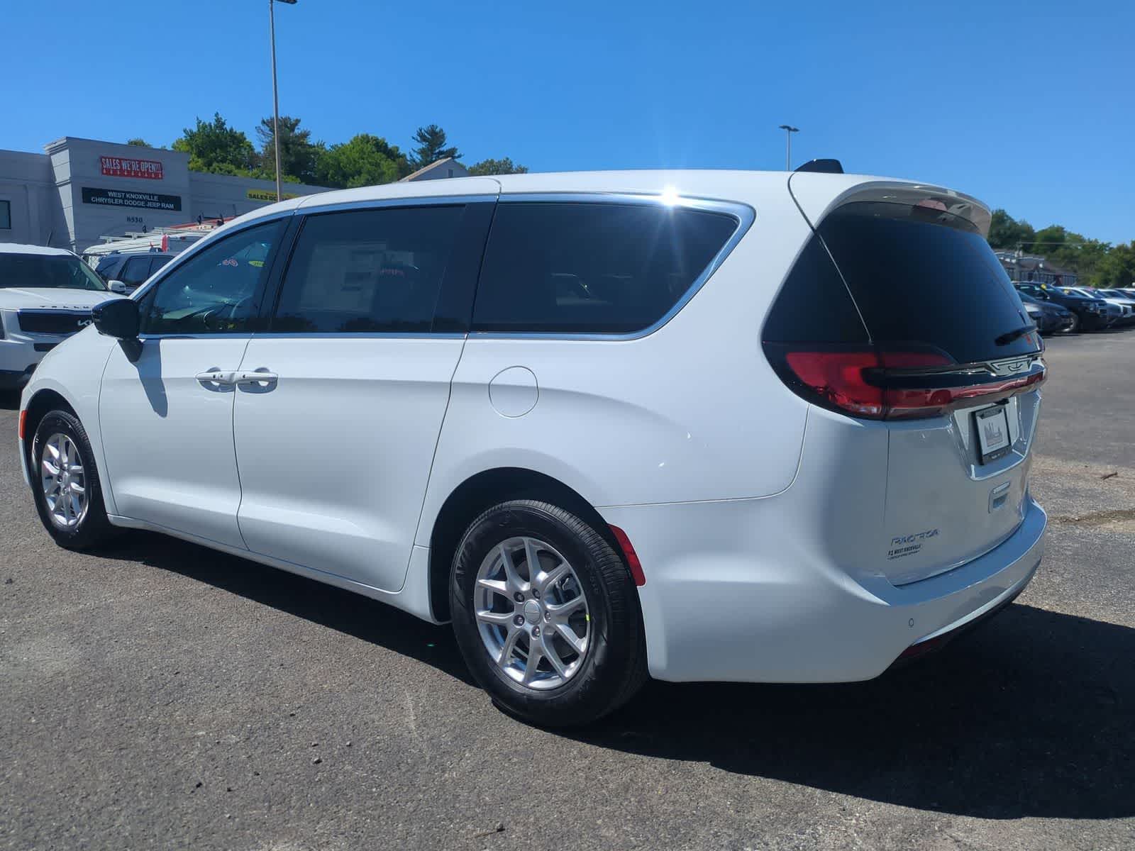 Thumbnail: 2027 Chrysler Pacifica - 6