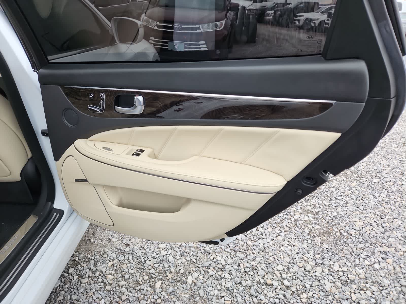 Thumbnail: 2014 Hyundai Equus - 25