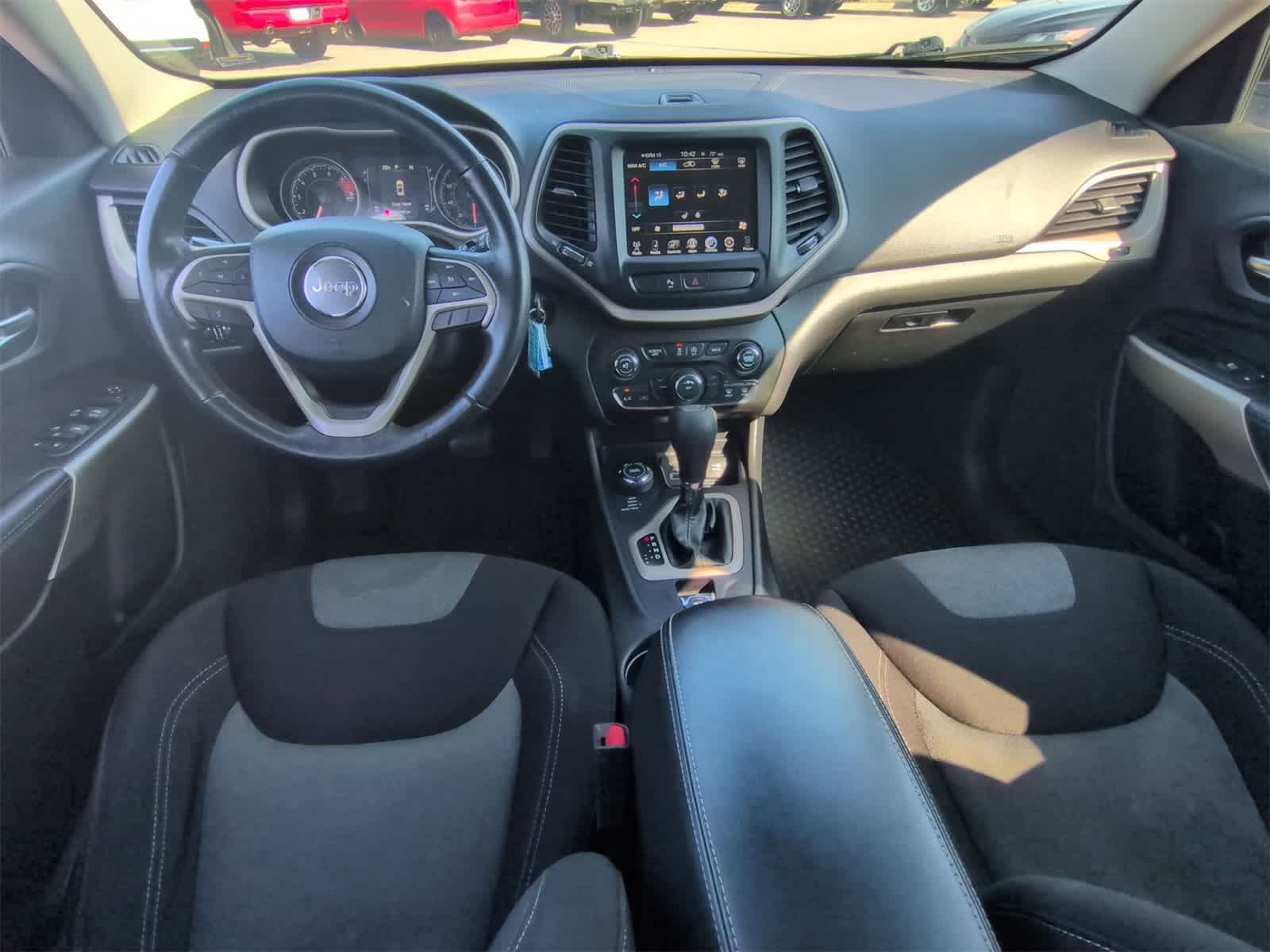 Thumbnail: 2018 Jeep Cherokee - 14
