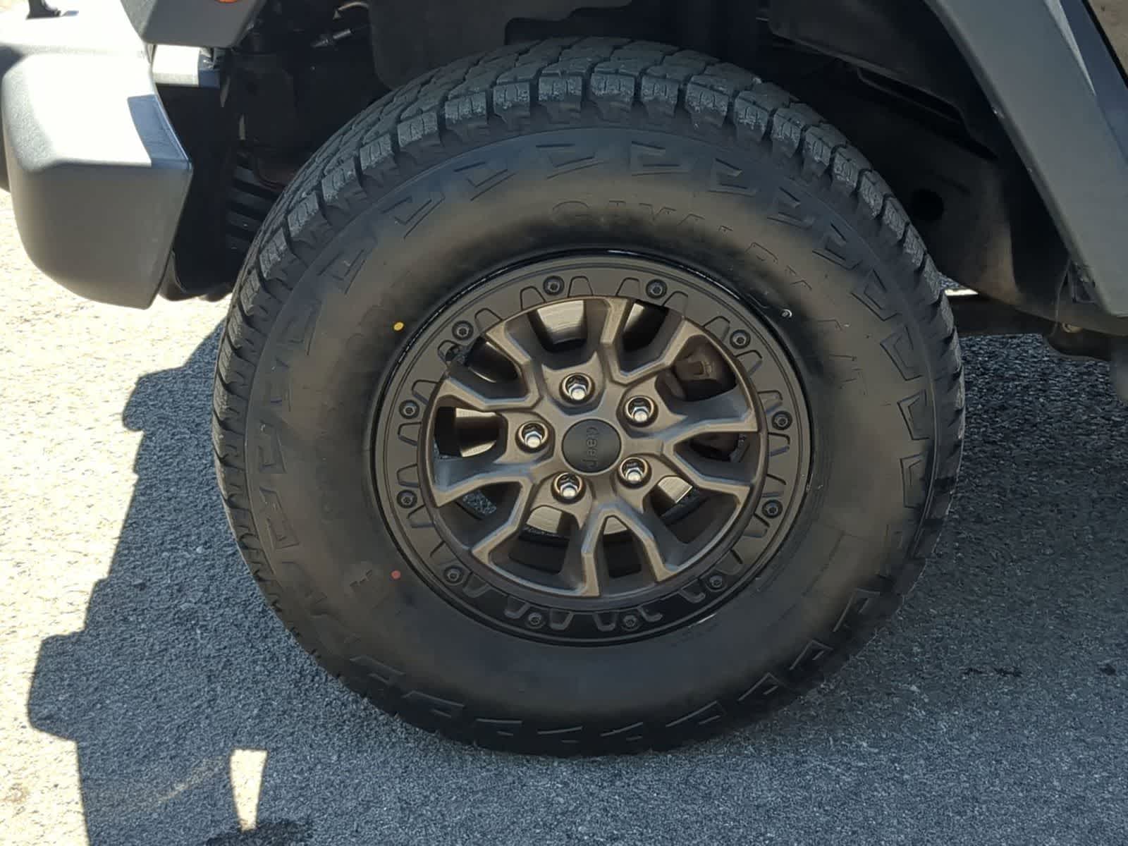 Thumbnail: 2017 Jeep Wrangler - 14