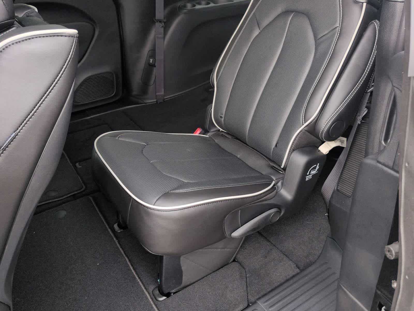 Thumbnail: 2026 Chrysler Pacifica - 13