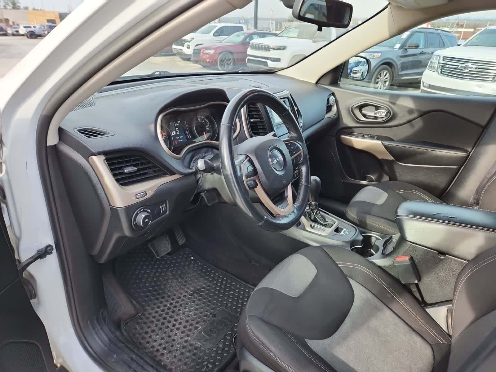 Thumbnail: 2018 Jeep Cherokee - 13