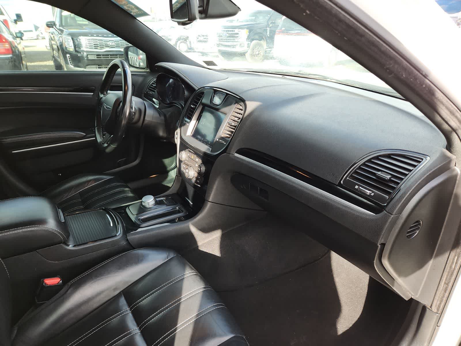 Thumbnail: 2019 Chrysler 300 - 17