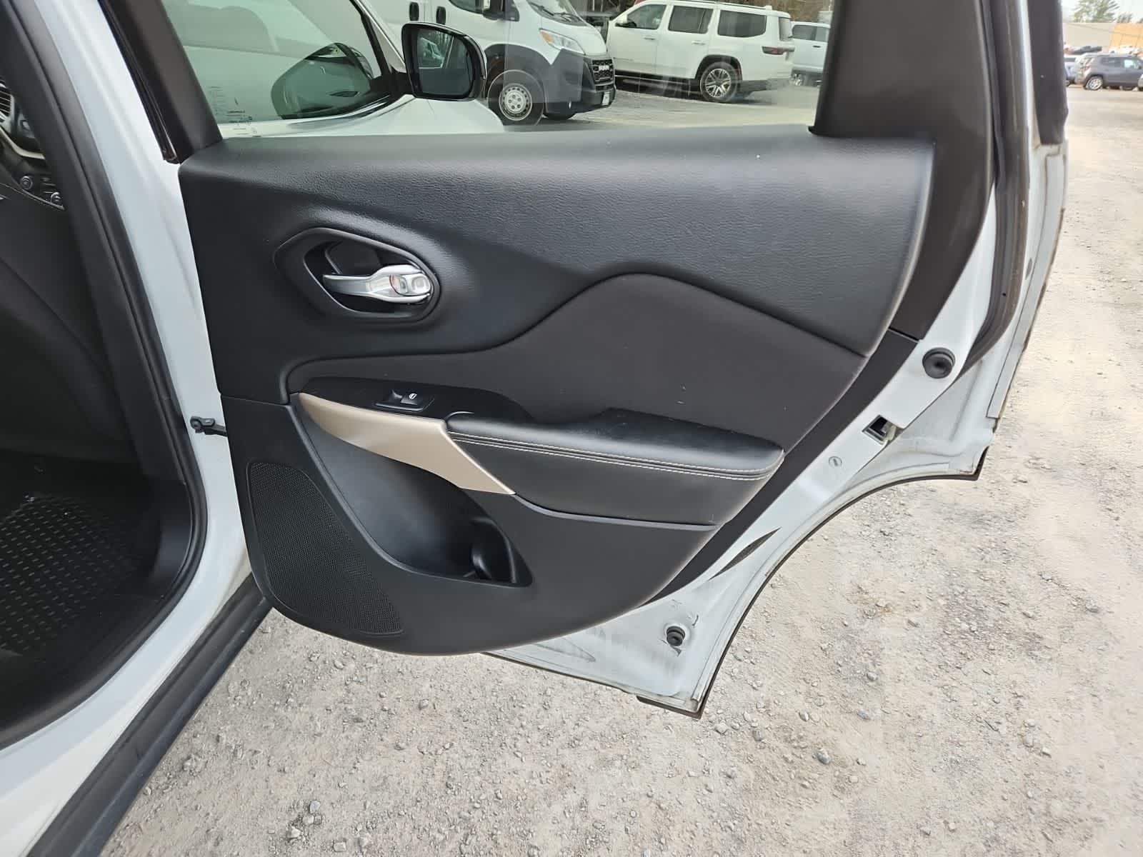 Thumbnail: 2018 Jeep Cherokee - 24