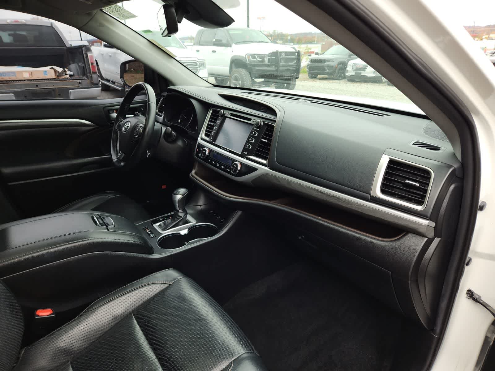 Thumbnail: 2019 Toyota Highlander - 17