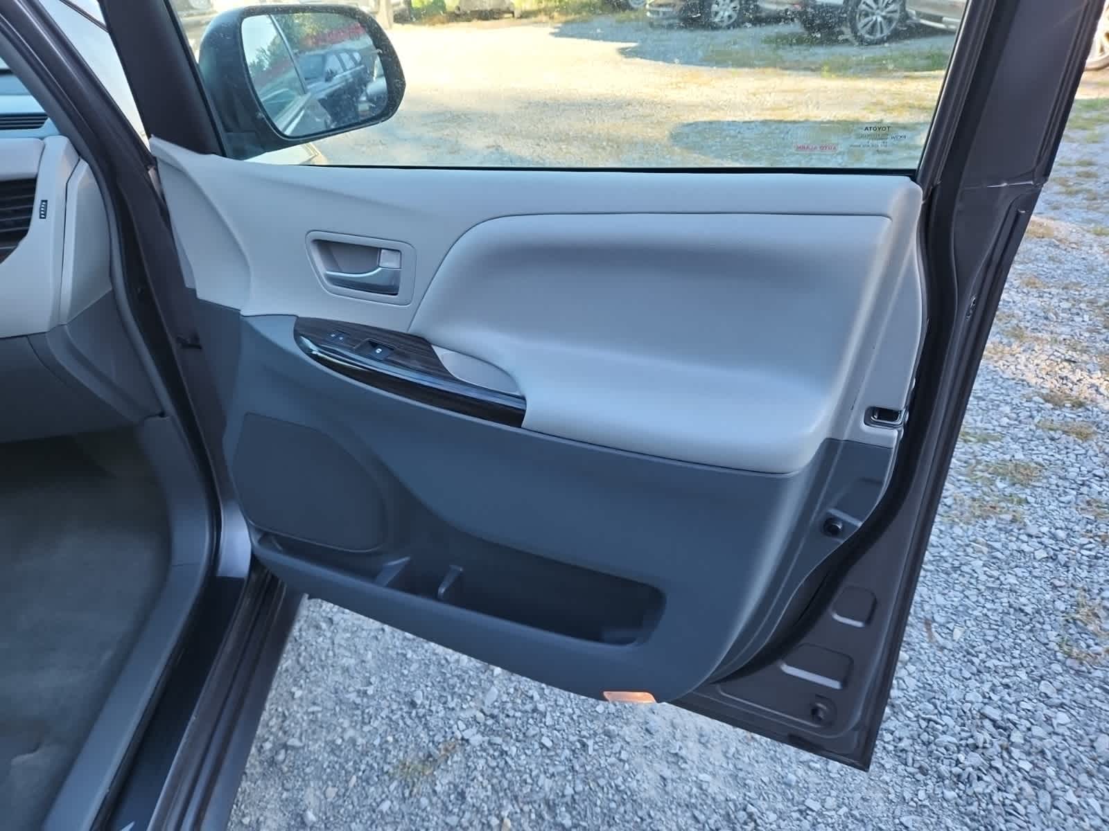 Thumbnail: 2015 Toyota Sienna - 22