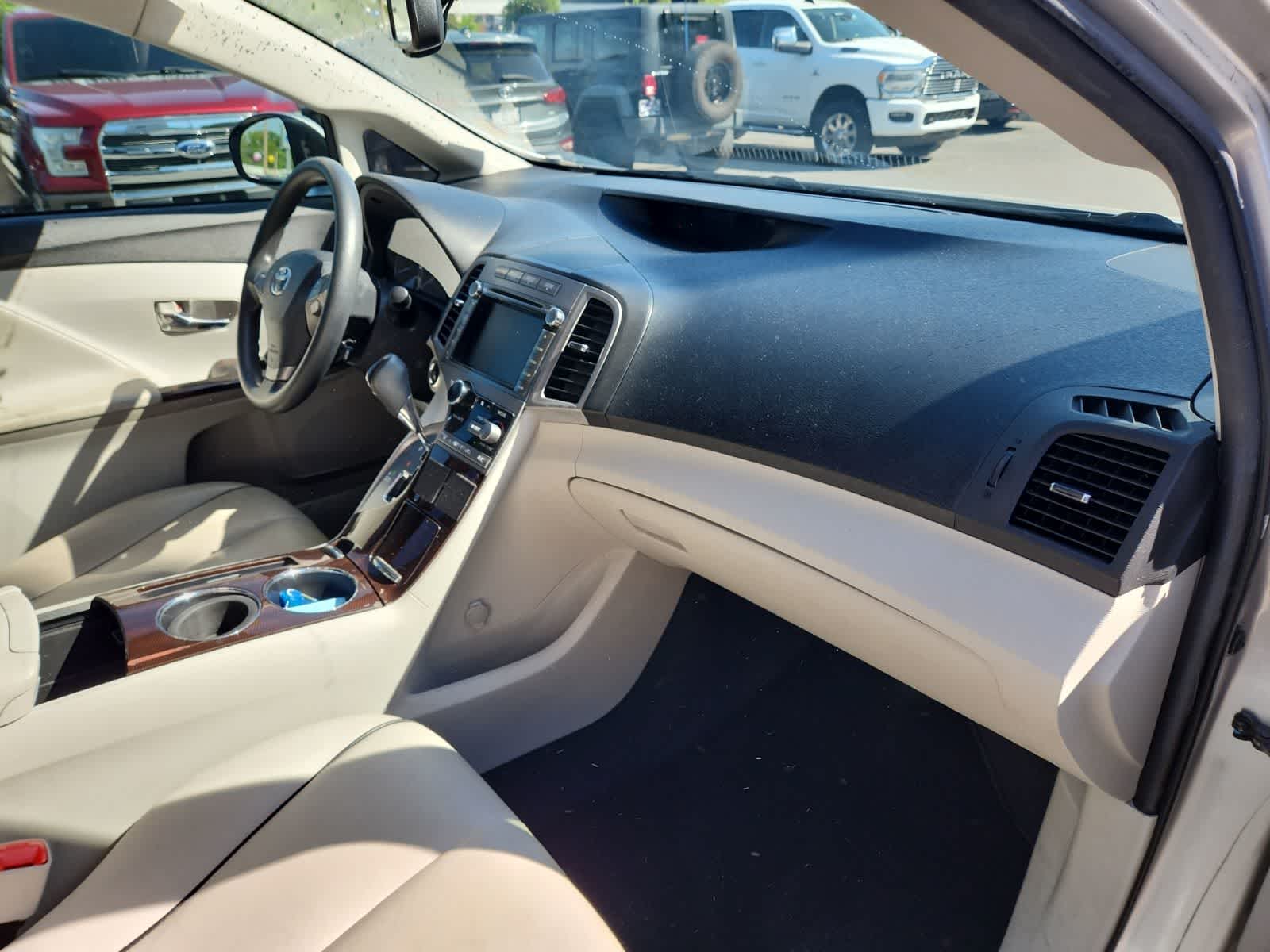 Thumbnail: 2011 Toyota Venza - 17