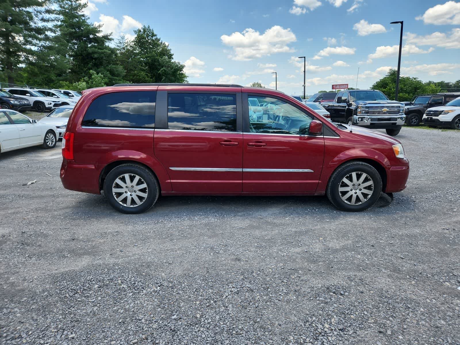 Thumbnail: 2013 Chrysler Town & Country - 6