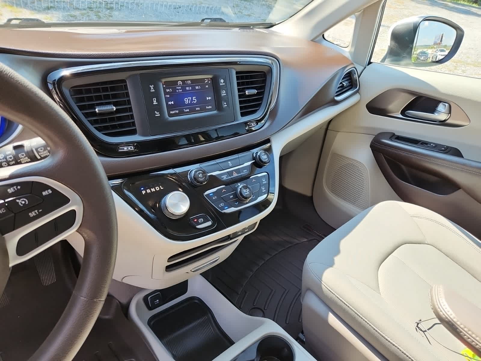 Thumbnail: 2017 Chrysler Pacifica - 10