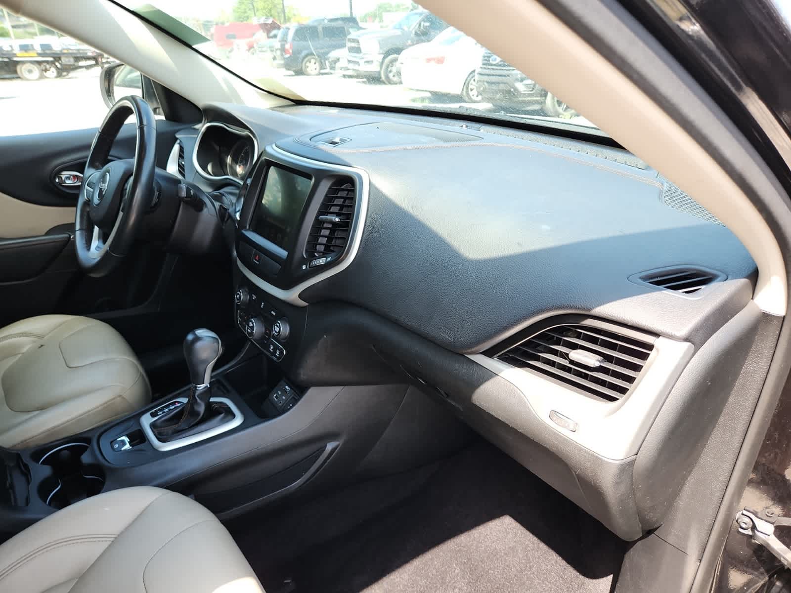 Thumbnail: 2016 Jeep Cherokee - 17