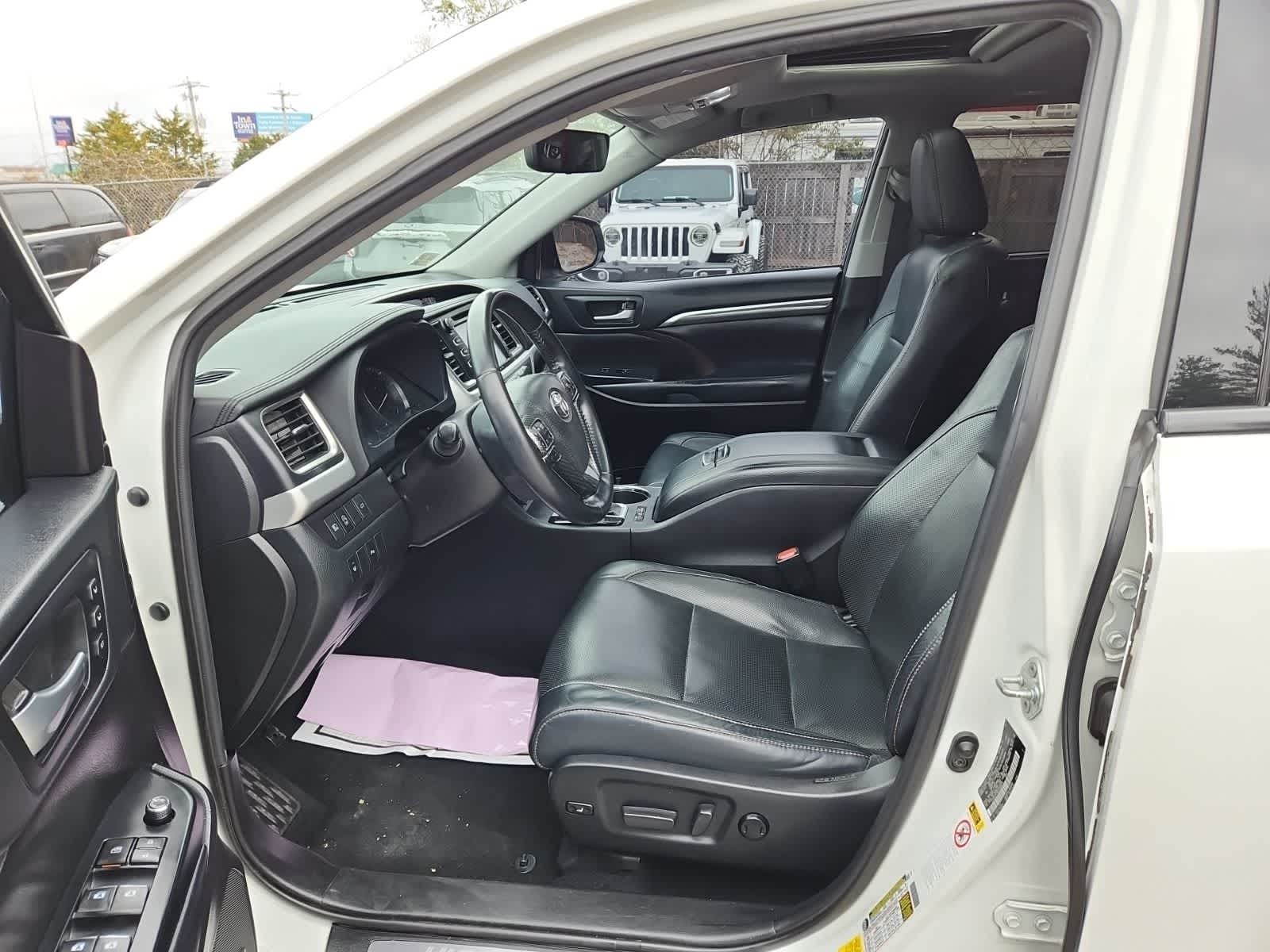 Thumbnail: 2019 Toyota Highlander - 15