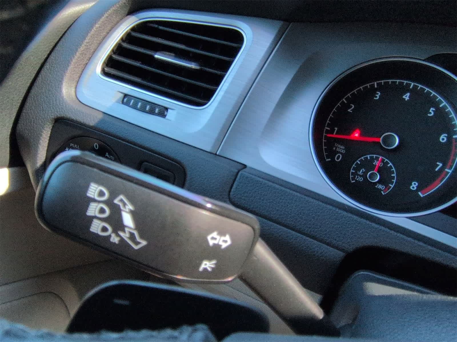 Thumbnail: 2016 Volkswagen e-Golf - 26