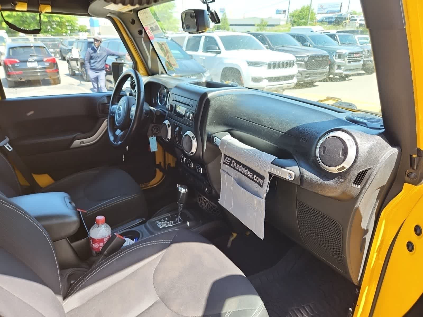 Thumbnail: 2015 Jeep Wrangler - 17