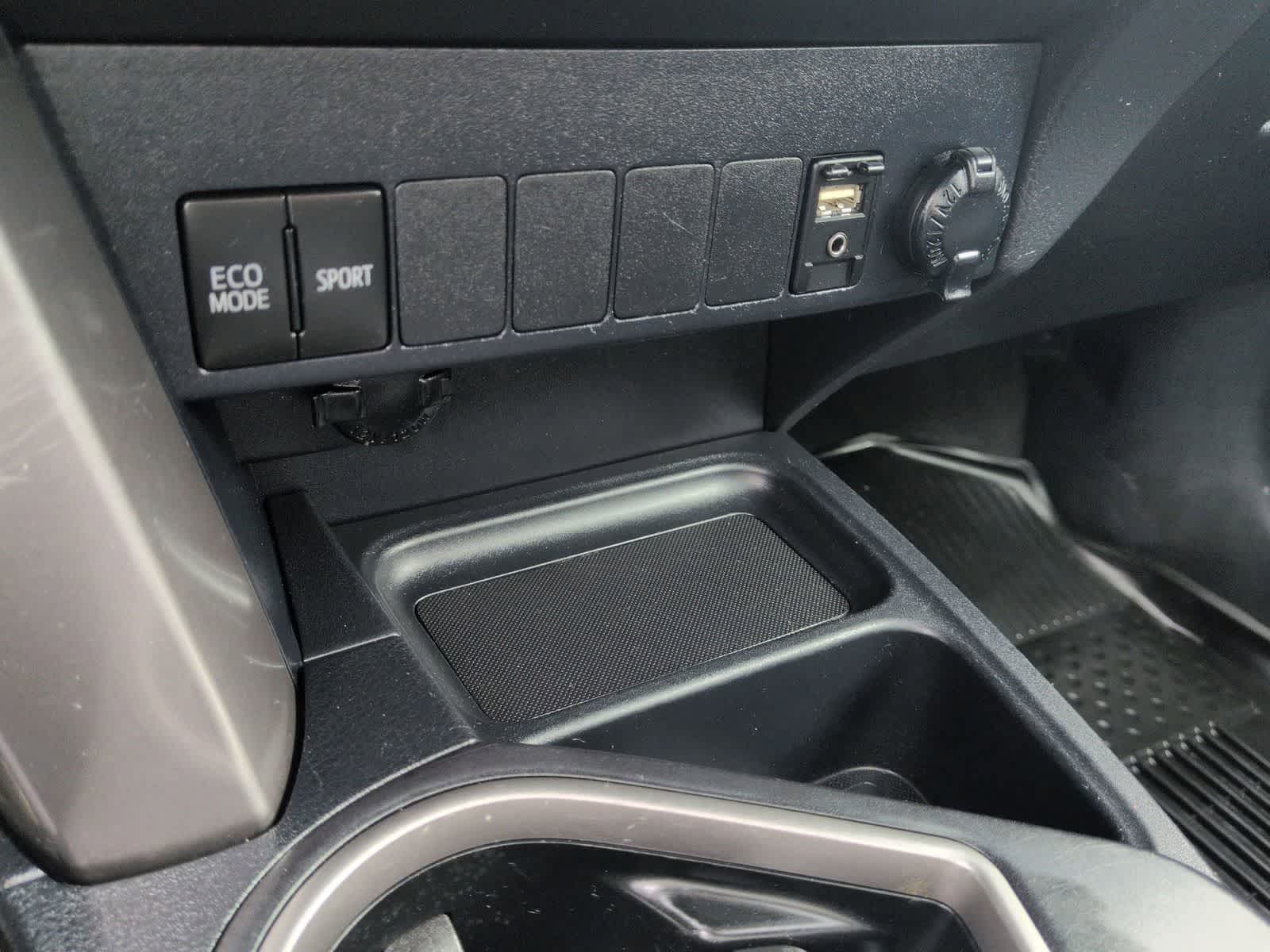 Thumbnail: 2017 Toyota RAV4 - 29