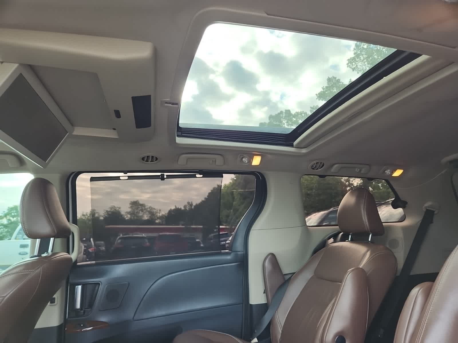 Thumbnail: 2019 Toyota Sienna - 29