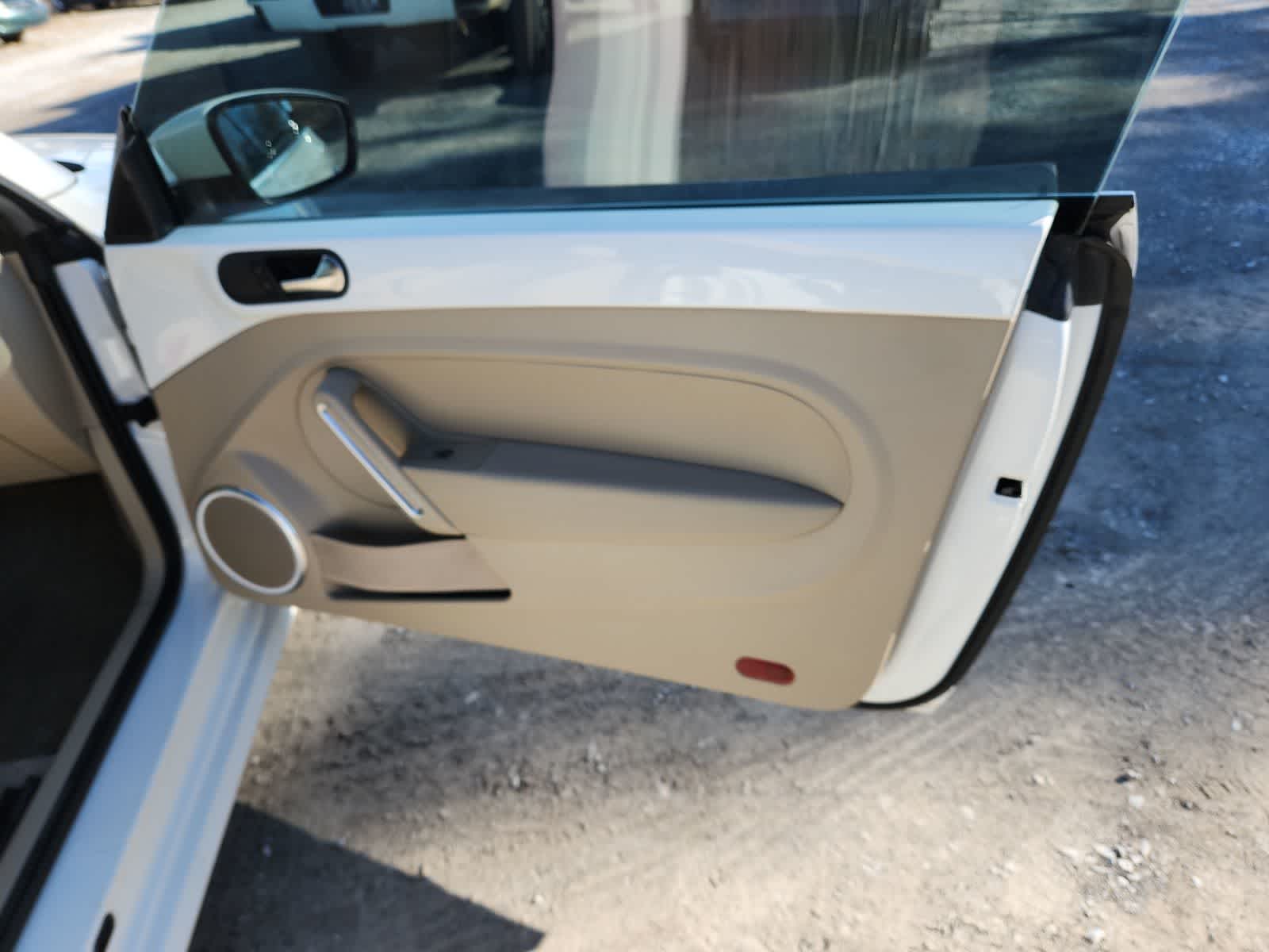 Thumbnail: 2013 Volkswagen Beetle - 25