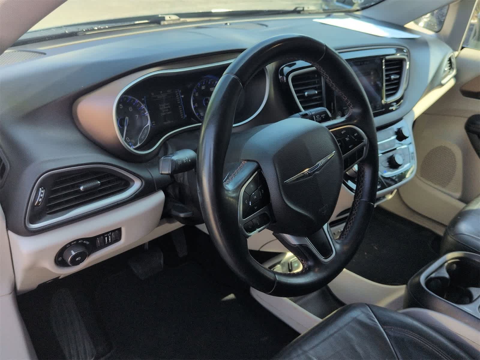 Thumbnail: 2017 Chrysler Pacifica - 10
