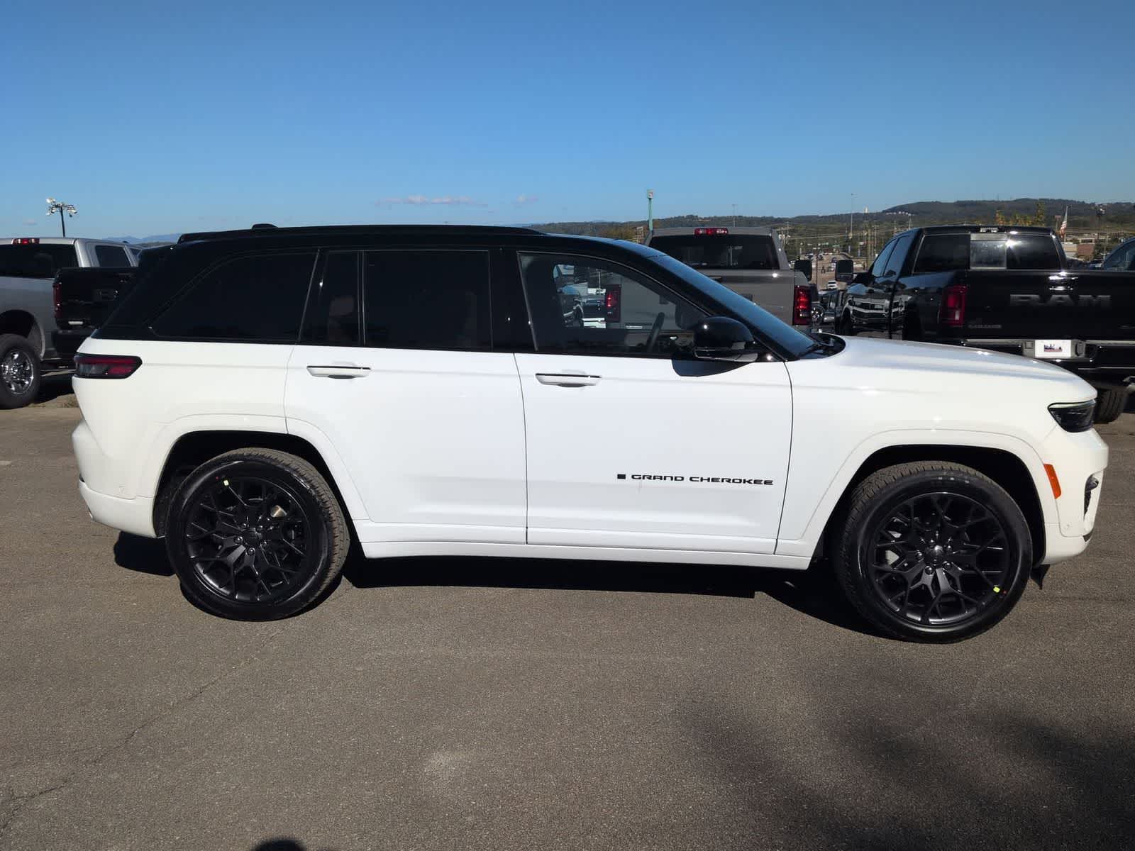 Thumbnail: 2025 Jeep Grand Cherokee - 9