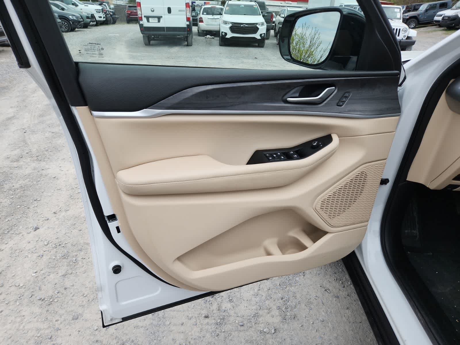 Thumbnail: 2023 Jeep Grand Cherokee - 16