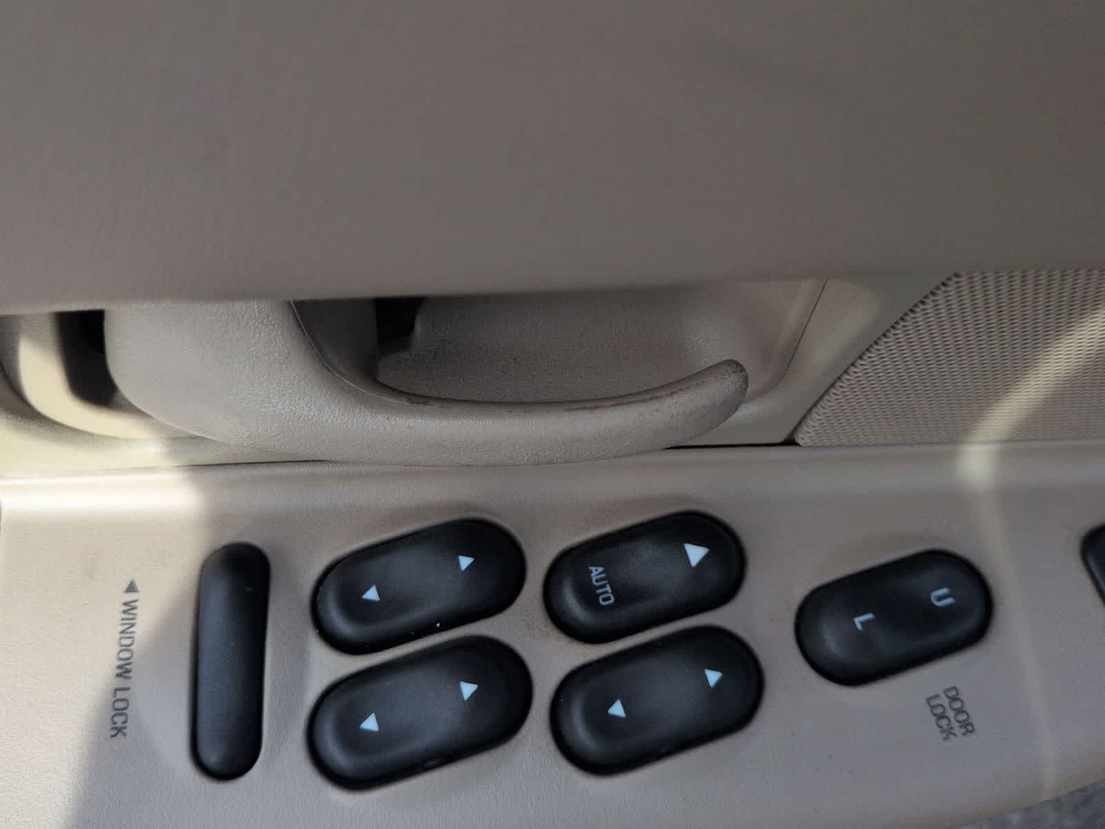 Thumbnail: 2001 Ford Crown Victoria - 17