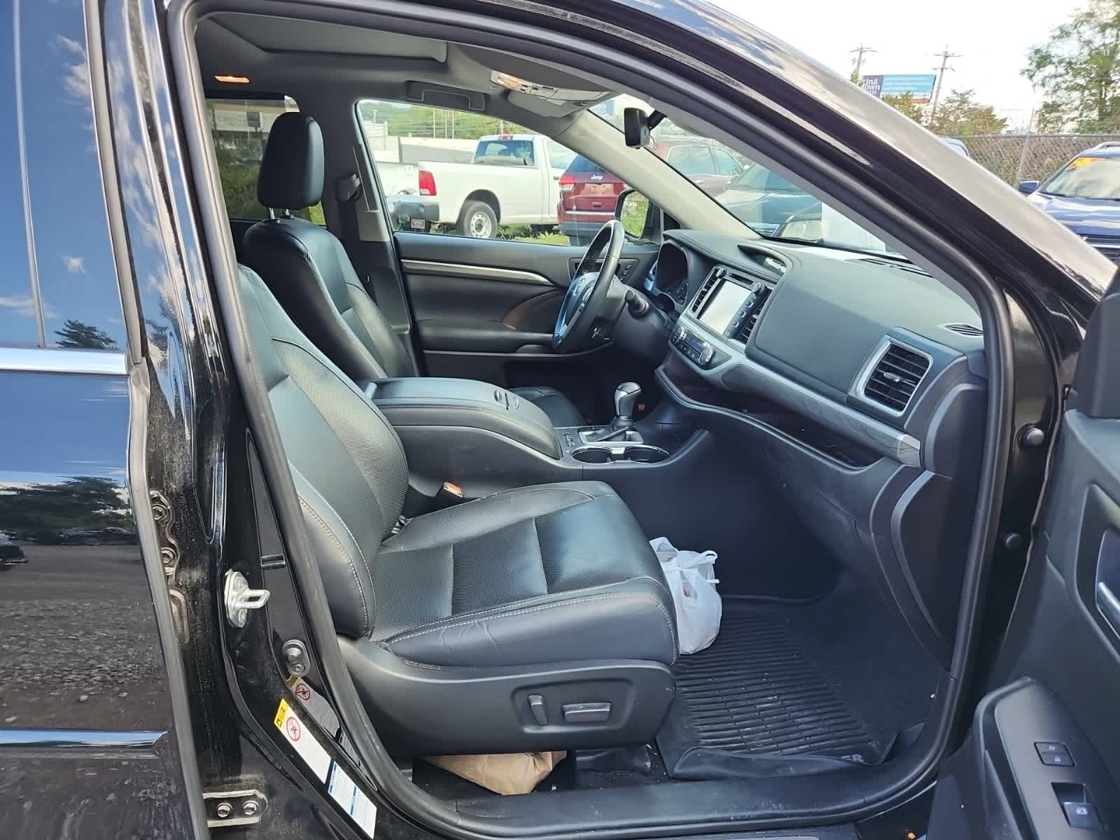 Thumbnail: 2019 Toyota Highlander - 21