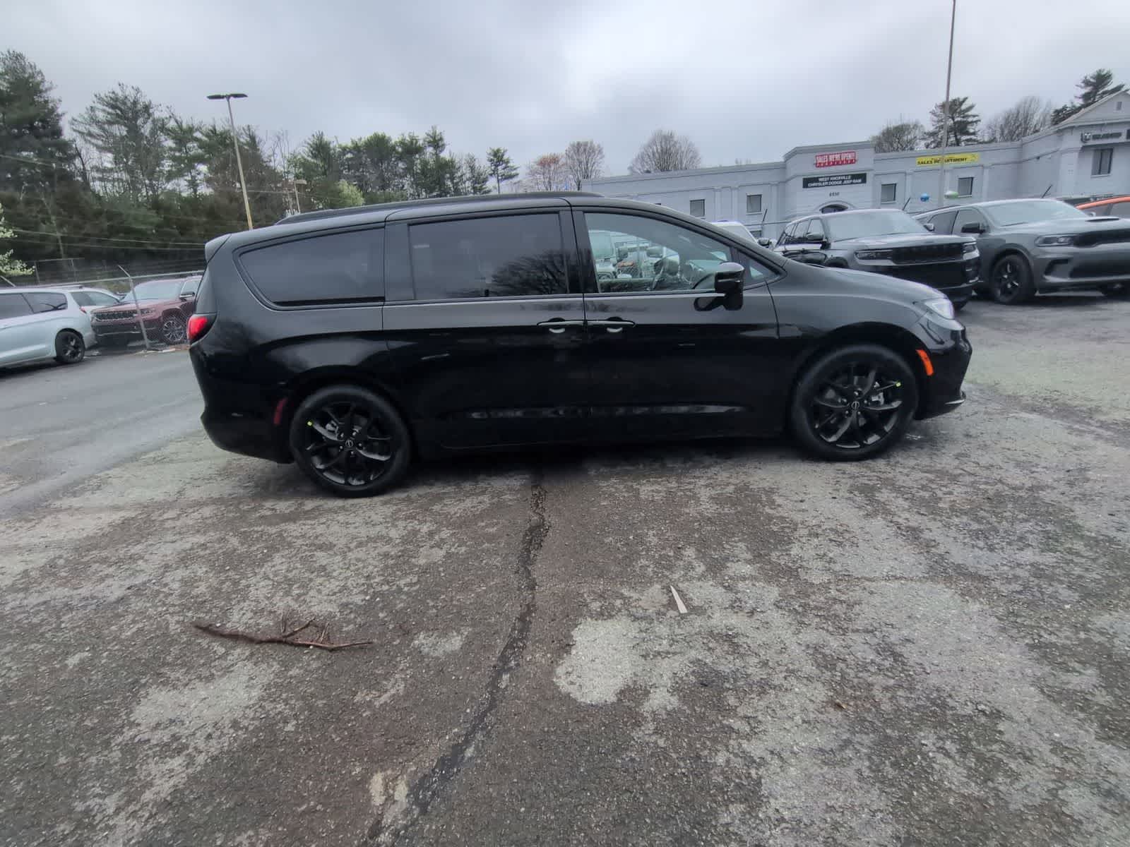 Thumbnail: 2026 Chrysler Pacifica - 9