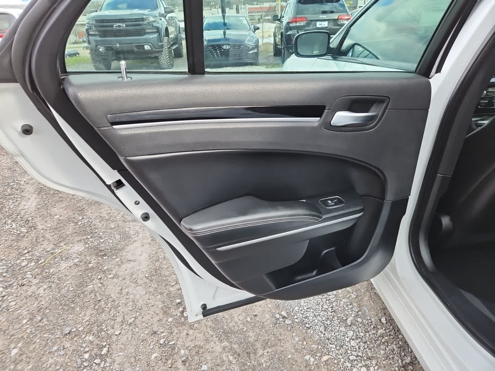 Thumbnail: 2019 Chrysler 300 - 27