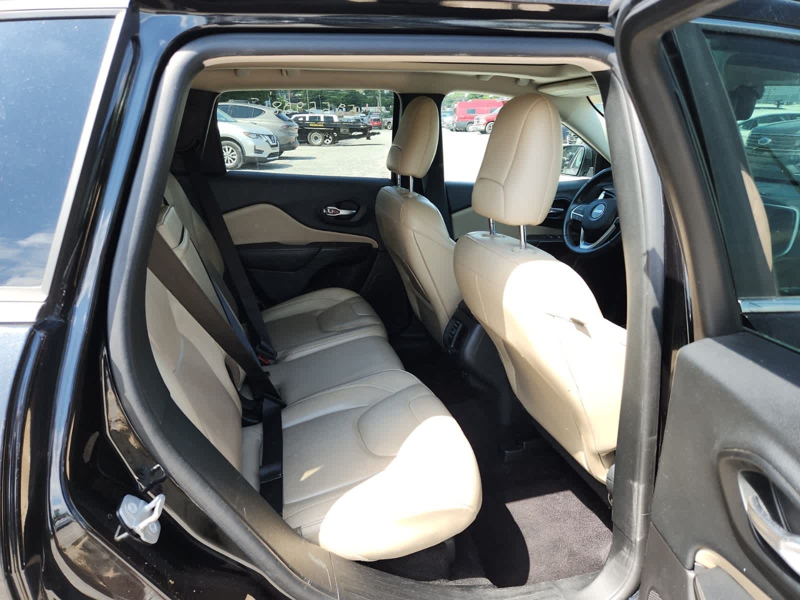 Thumbnail: 2016 Jeep Cherokee - 23