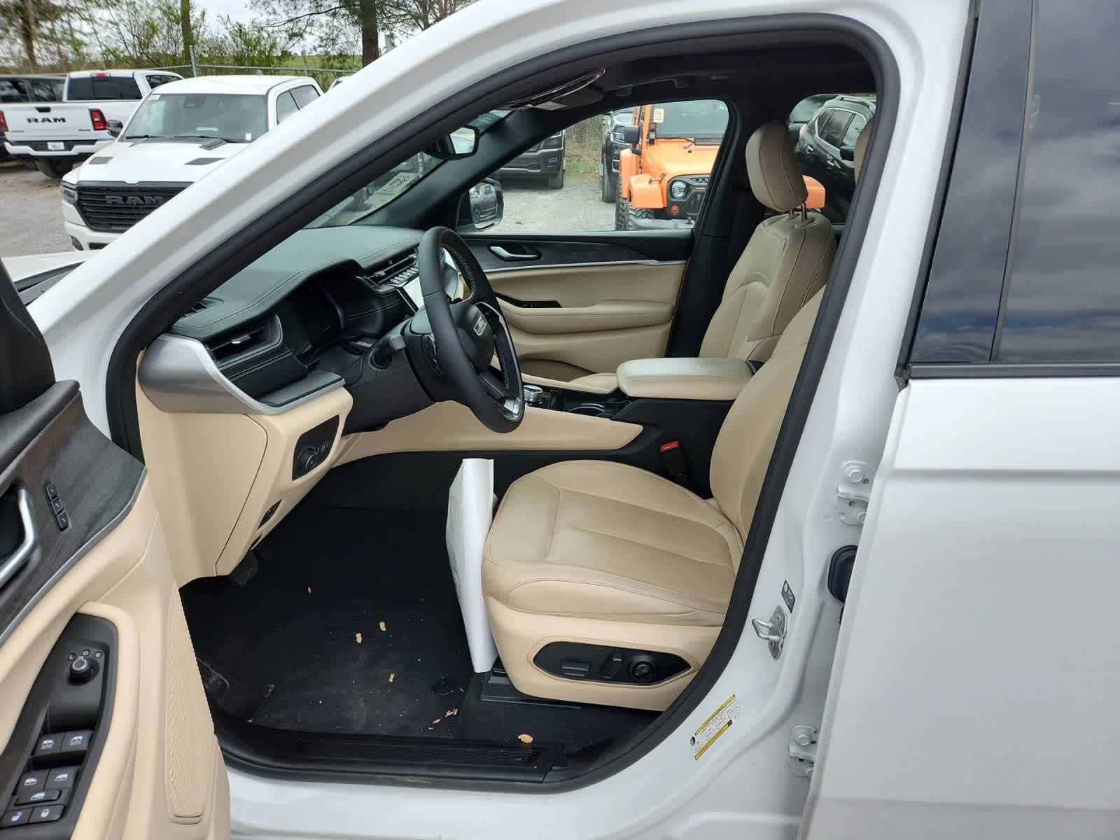 Thumbnail: 2023 Jeep Grand Cherokee - 15