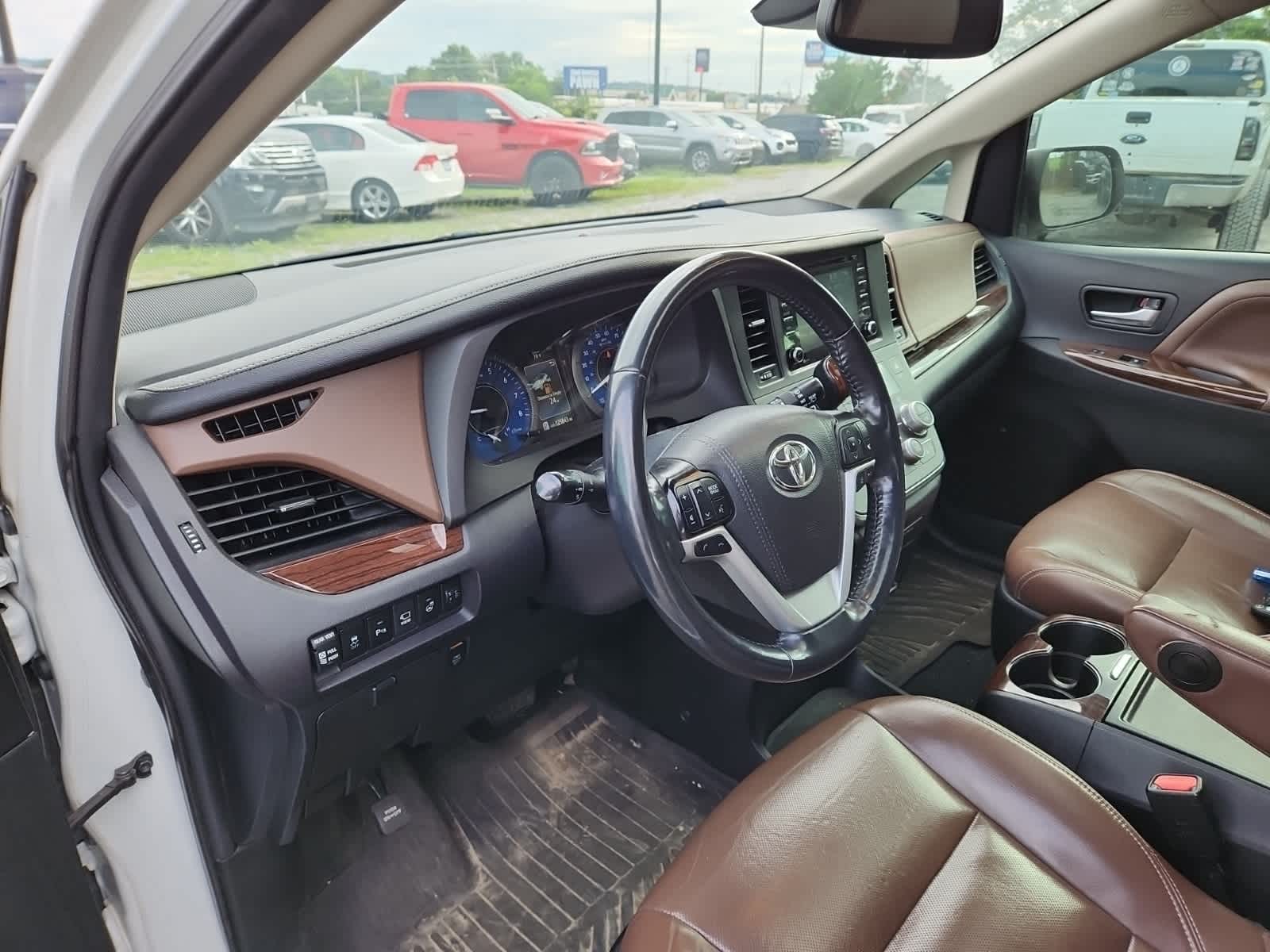 Thumbnail: 2019 Toyota Sienna - 13