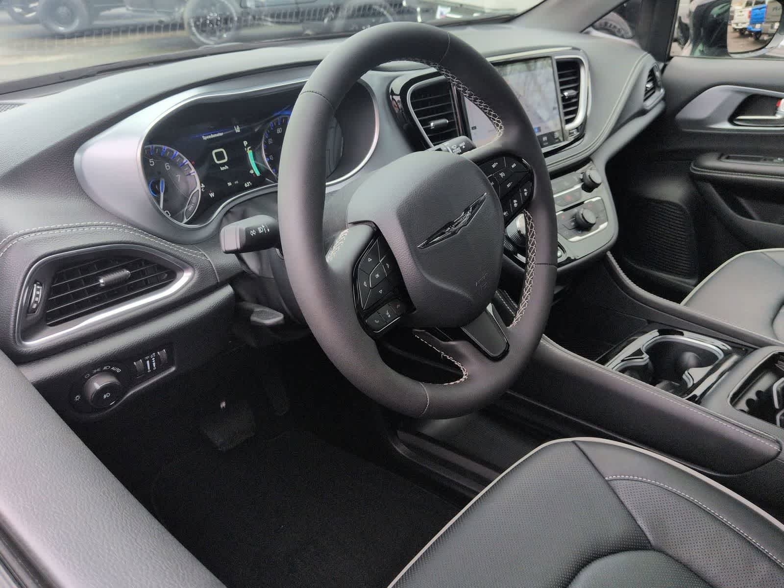 Thumbnail: 2026 Chrysler Pacifica - 10