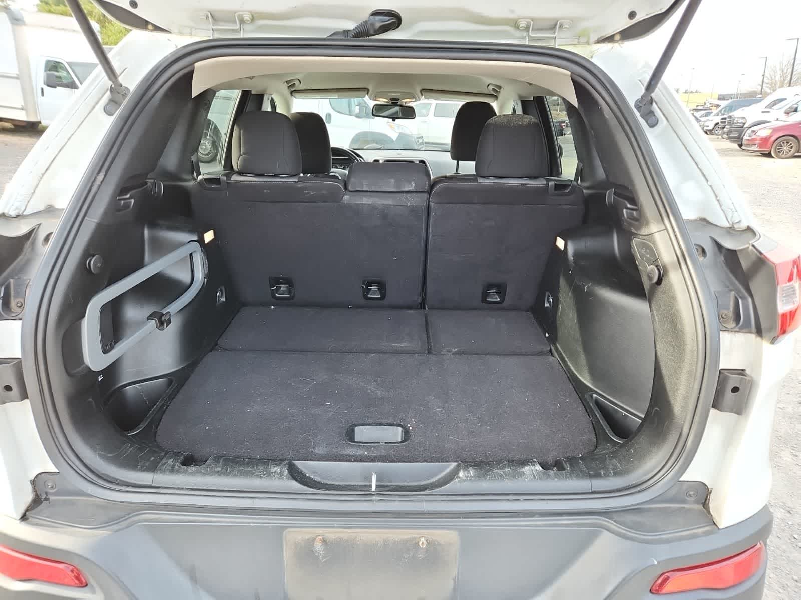 Thumbnail: 2018 Jeep Cherokee - 25