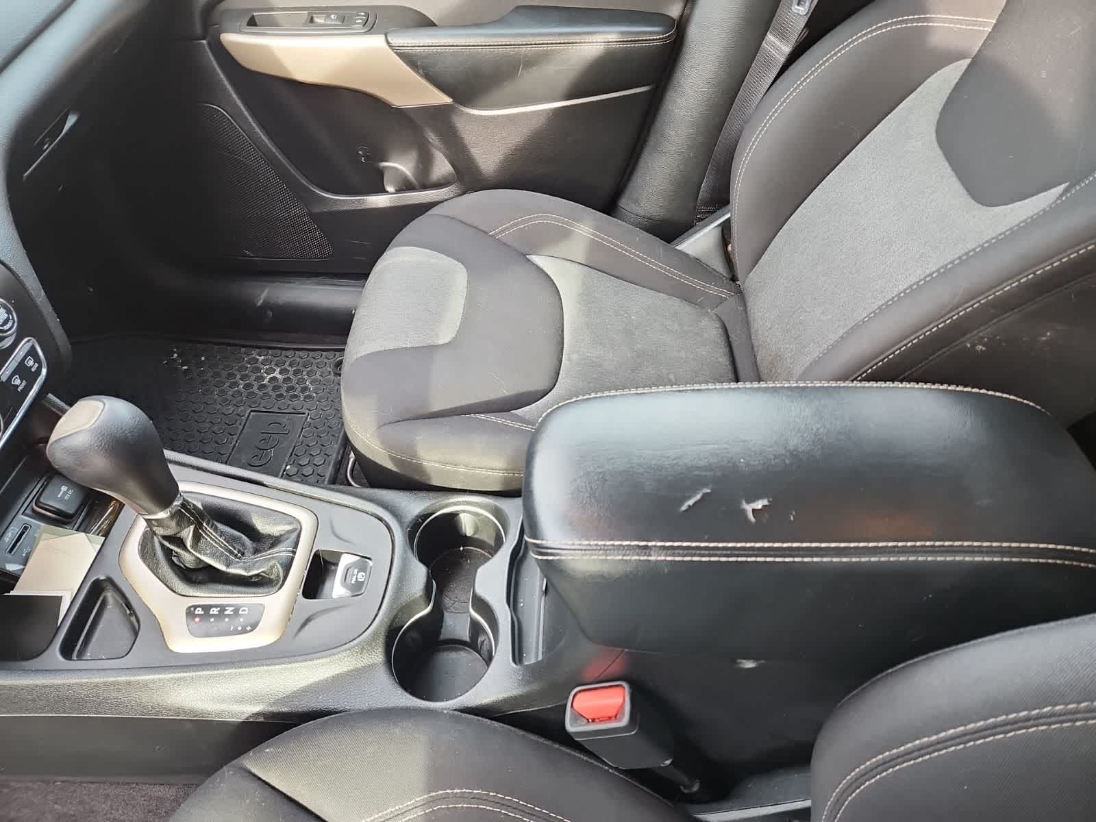 Thumbnail: 2018 Jeep Cherokee - 11