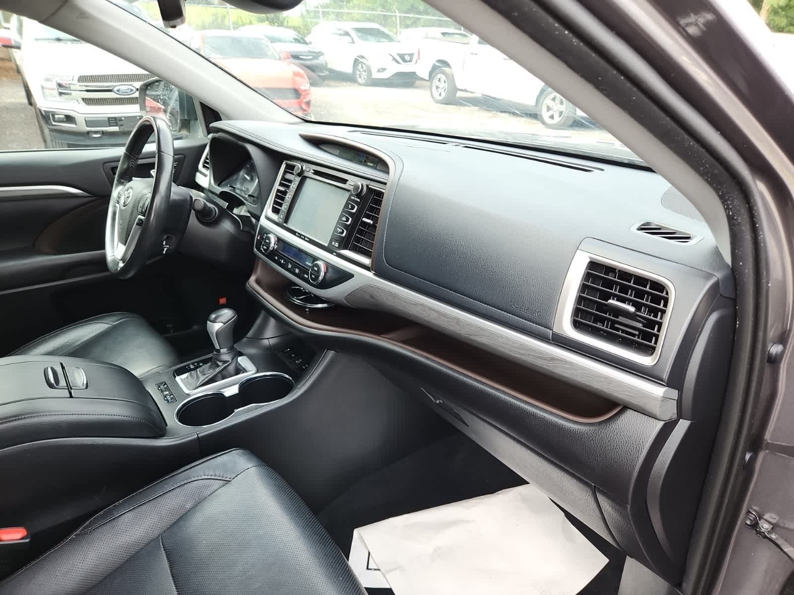 Thumbnail: 2019 Toyota Highlander - 17
