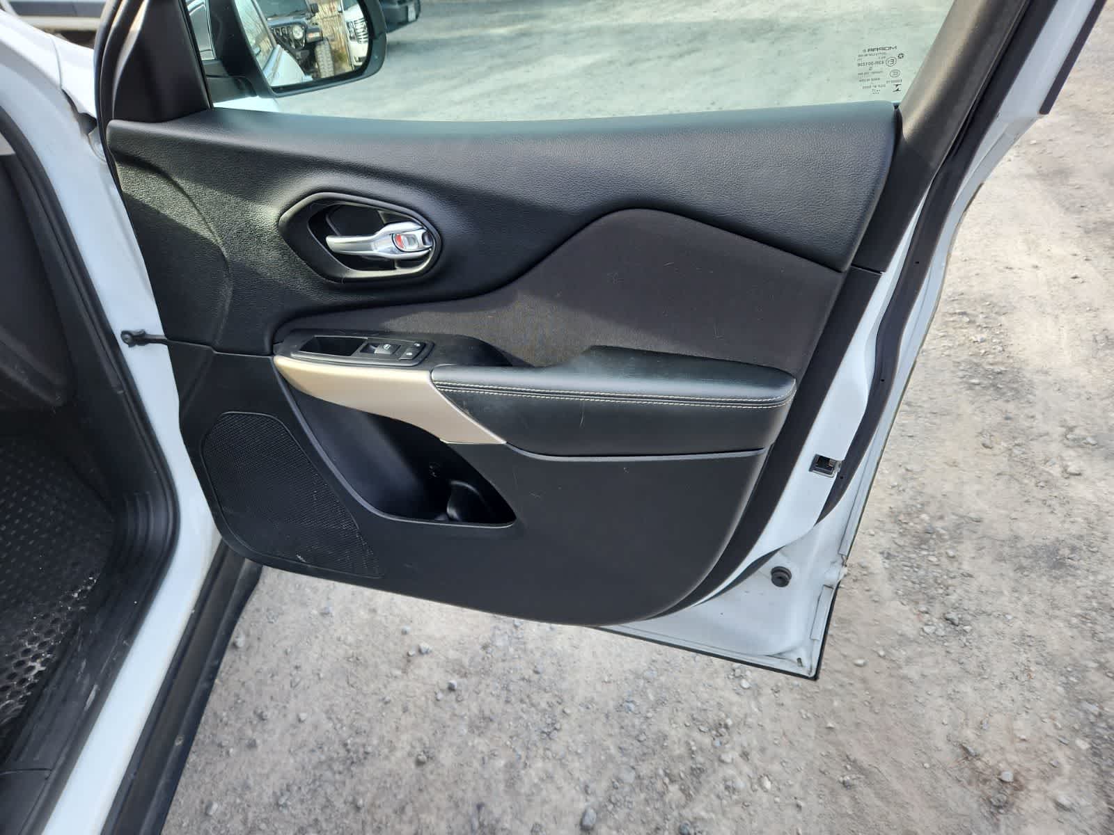 Thumbnail: 2018 Jeep Cherokee - 22