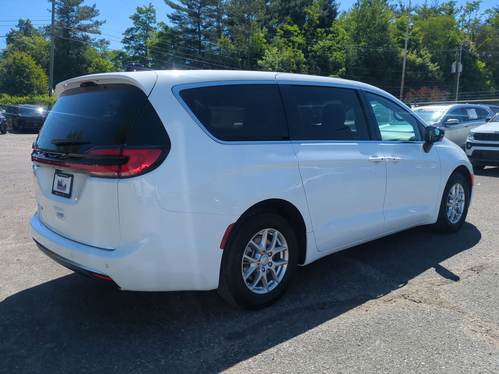 Thumbnail: 2027 Chrysler Pacifica - 8